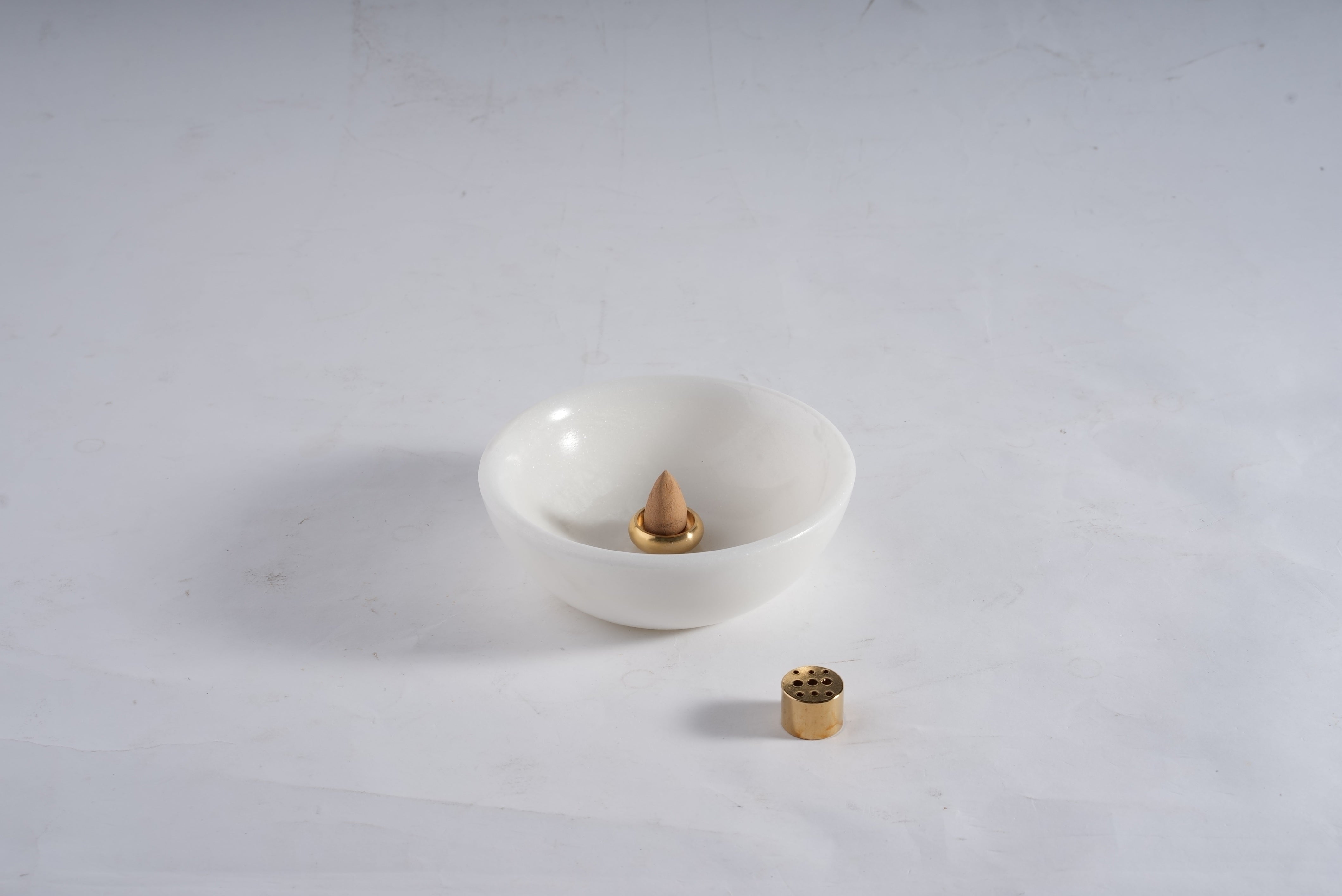 Koville White Incense Holders – Illuminating Elegant Spaces