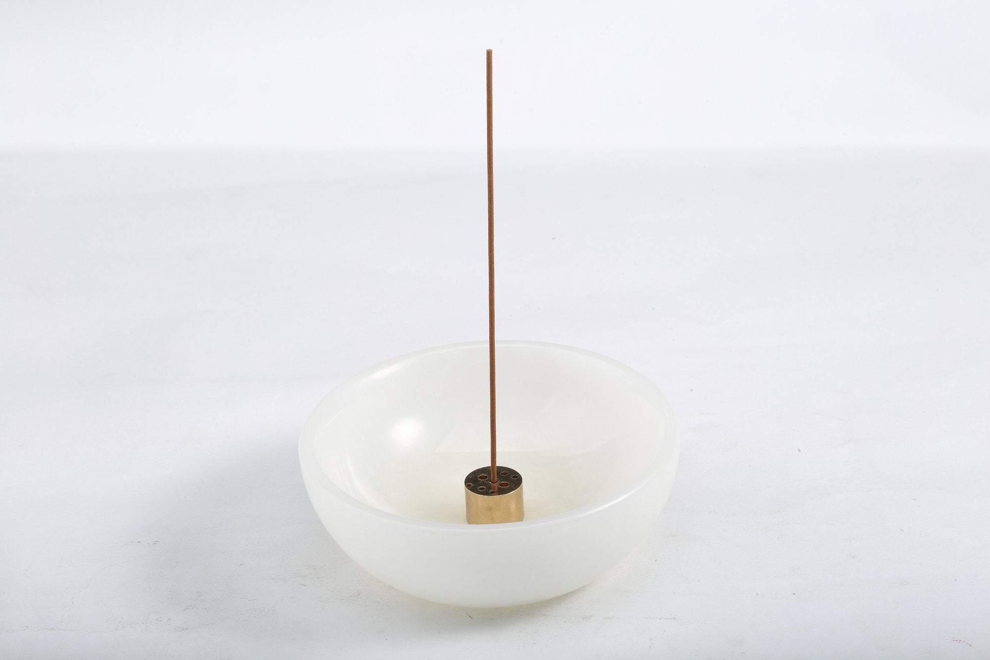 Koville natural marble incense holder pro d 130 t 45 in White Onyx with burning incense stick