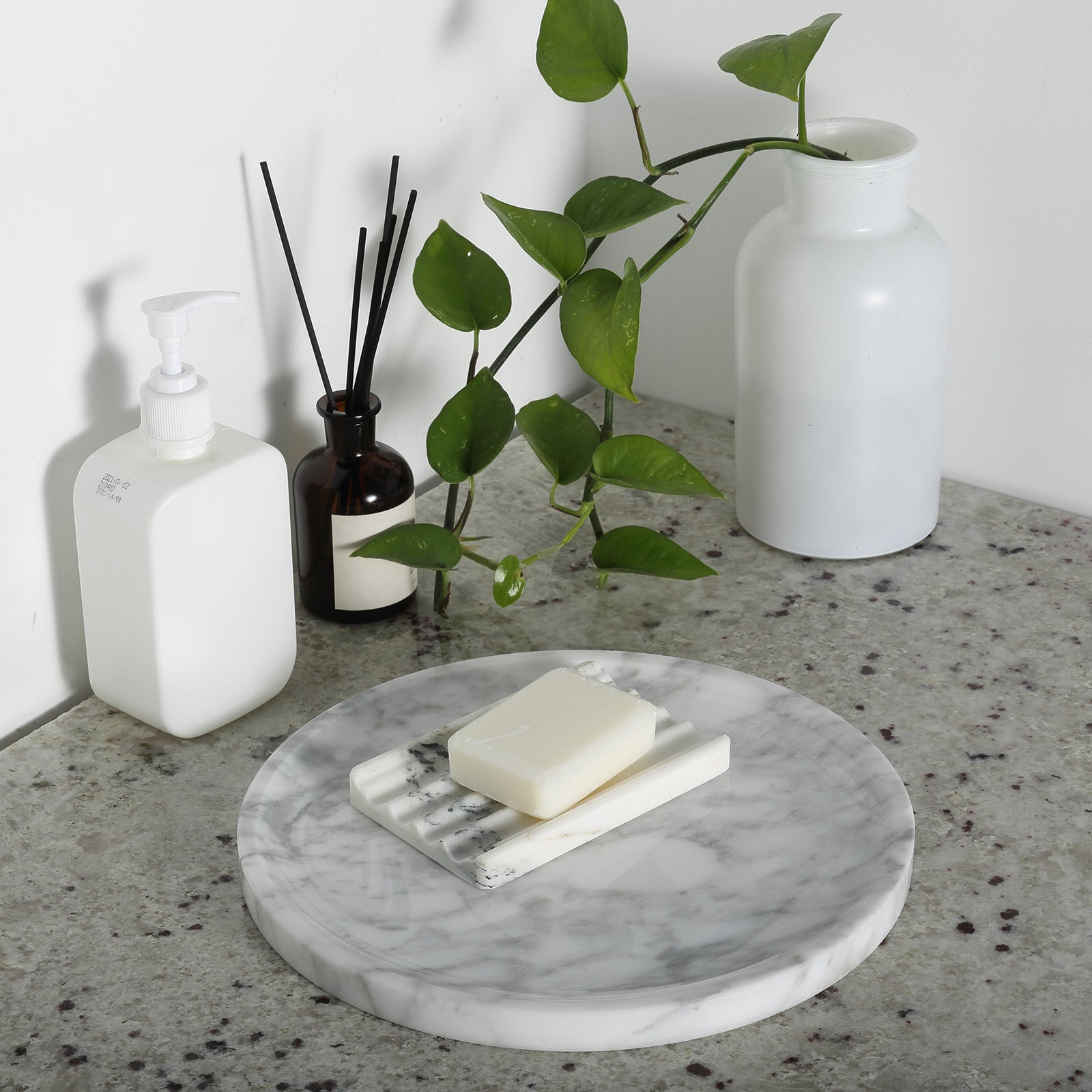 Koville round serving tray in multiple sizes for table styling