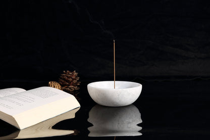 Koville natural marble incense holder pro d 130 t 45 in Grigio Fantasy with burning incense stick