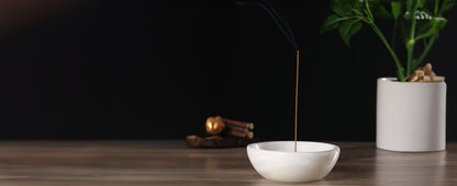 Koville natural marble incense holder pro d 130 t 45 in White Onyx with burning incense stick